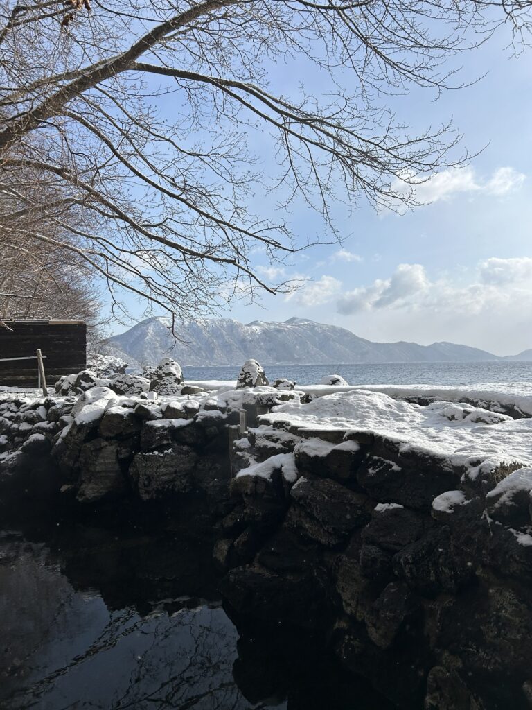 北海道 支笏湖とつながる丸駒温泉の湖一体型天然露天風呂